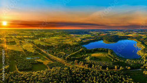 Fototapeta Naklejka Na Ścianę i Meble -  zachód słońca na Mazurach w północno-wschodniej Polsce