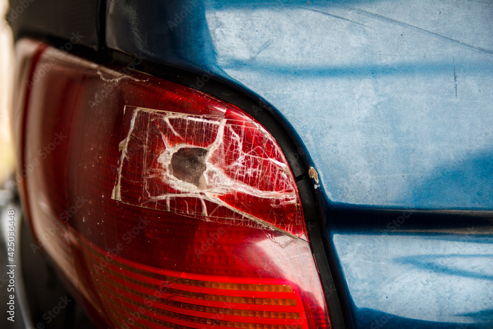 Quickly repair a burst car tail light with scotch tape