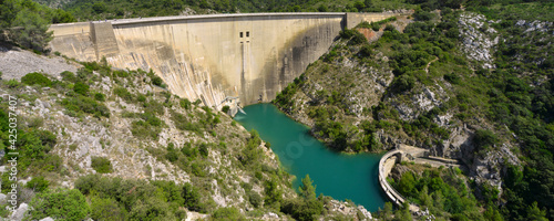 Panoramique barrage du Bimont et le lac bleu dans le Massif de la Sainte Victoire à Aix en Provence (13100), département des Bouches-du-Rhône en région Provence-Alpes-Côte-d'Azur, France
