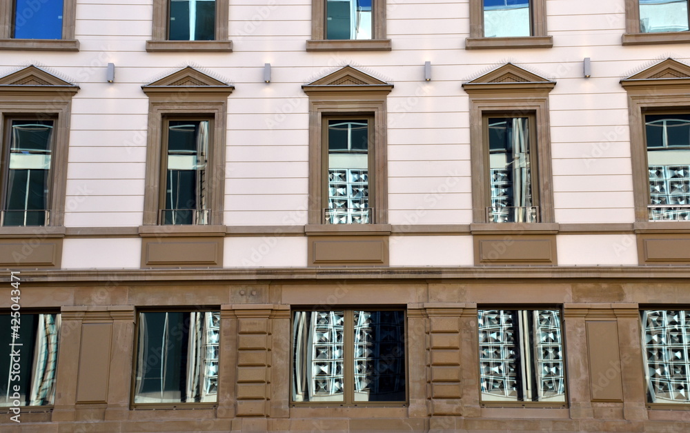 Fensterspiegelungen in der Innenstadt von Stuttgart