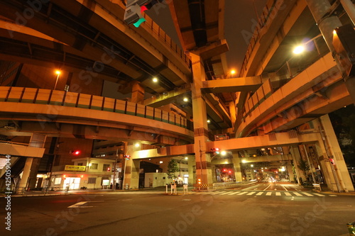 夜の首都高の箱崎ジャンクション