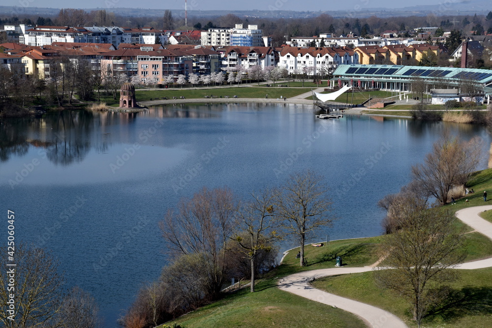 Obraz premium Blick auf den Seepark in Freiburg im Frühling