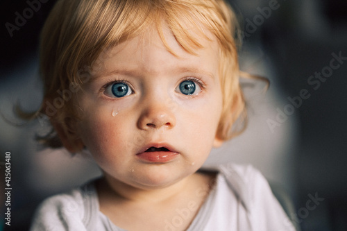 petite fille, bébé larme à l'oeil, vient de pleurer photo