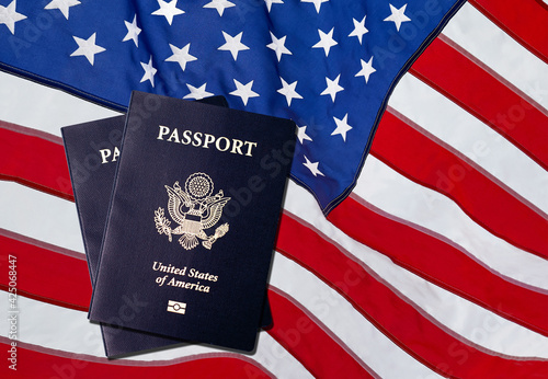 Fotografia US American Passports acquisition after immigration citizenship exam over an American flag background