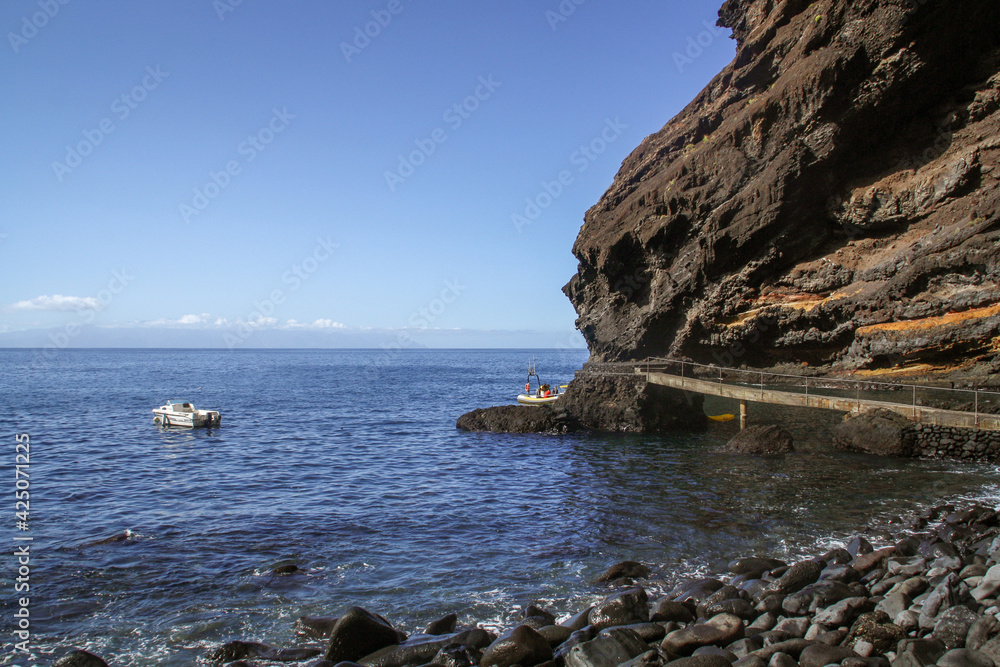 Playa de Masca en el sur de la isla de Tenerife, entre los Acantilados de Los Gigantes. Islas Canarias, España. Playa con grandes cantos rodados volcánicos negros entre acantilados.