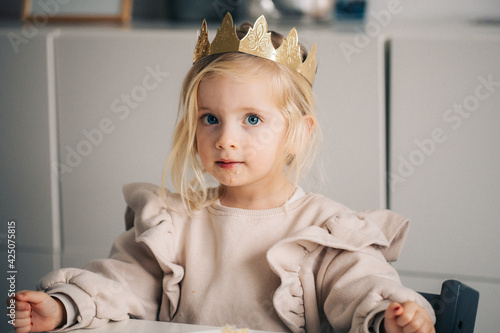 Epiphanie, galette des rois, petite fille gagne la couronne fève. photo