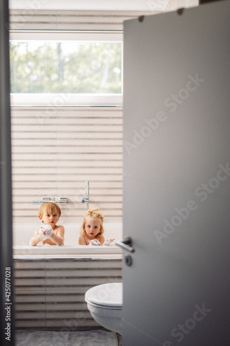 Enfants jouent dans le bain mousse