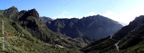 Masca, pueblo de la isla de Tenerife y su famoso cañón en el sur de la isla, Islas Canarias, España. Paisaje volcánico rocoso con montañas escarpadas y profundos barrancos.
