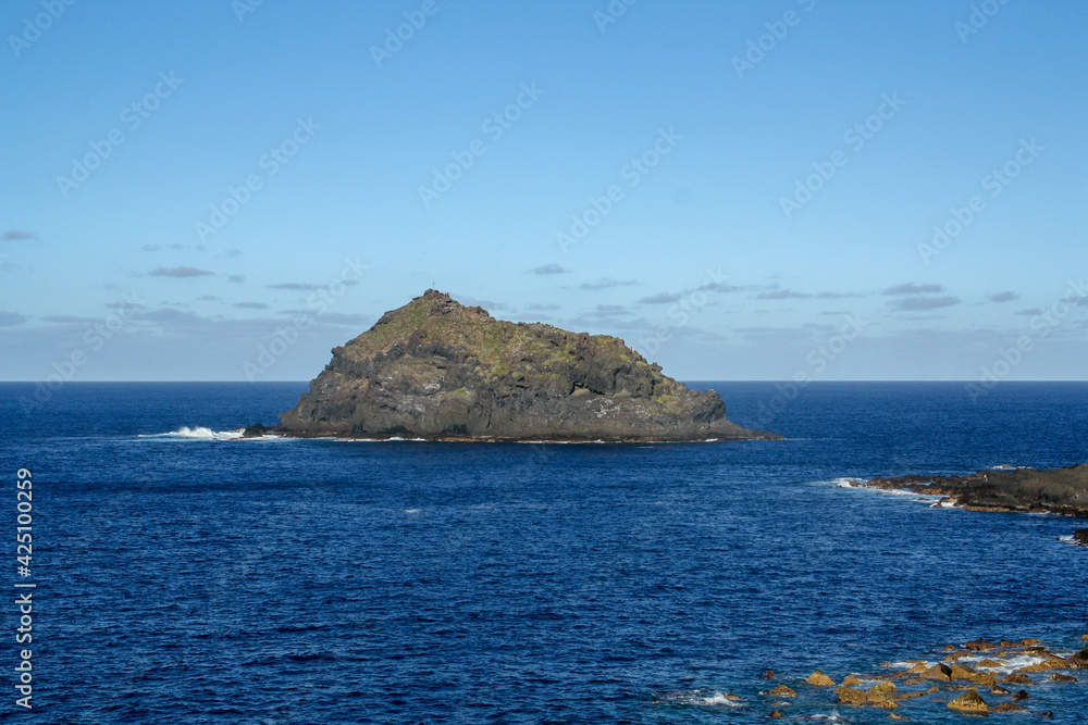 El islote conocido como Garachico, en la costa suroeste de la isla de Tenerife, cerca de la localidad del mismo nombre. Espacio Natural Protegido donde anidan aves marinas, Islas Canarias, España.