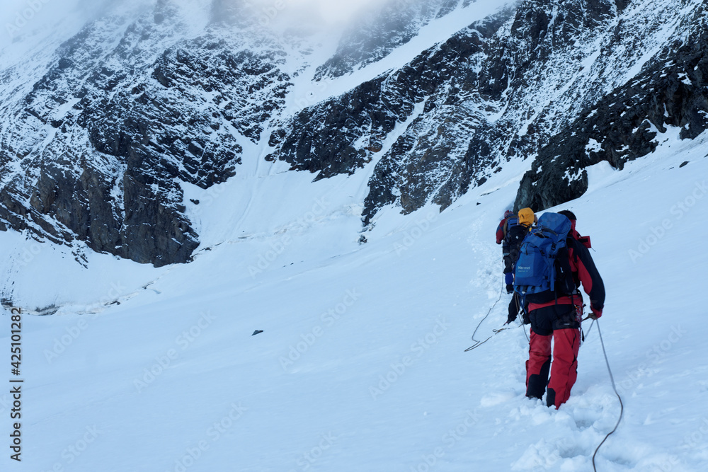 Team of alpinists crossing the Teischnitz glacier, Grosgglockner, Austria