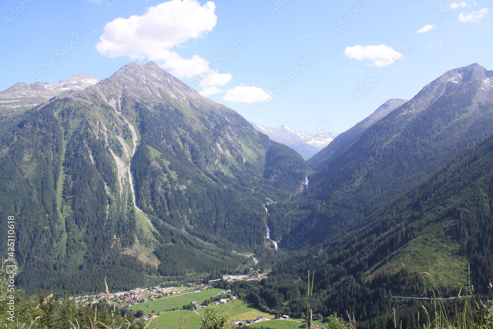 Vistas del valle y de las cataratas de Krimml. Austria.