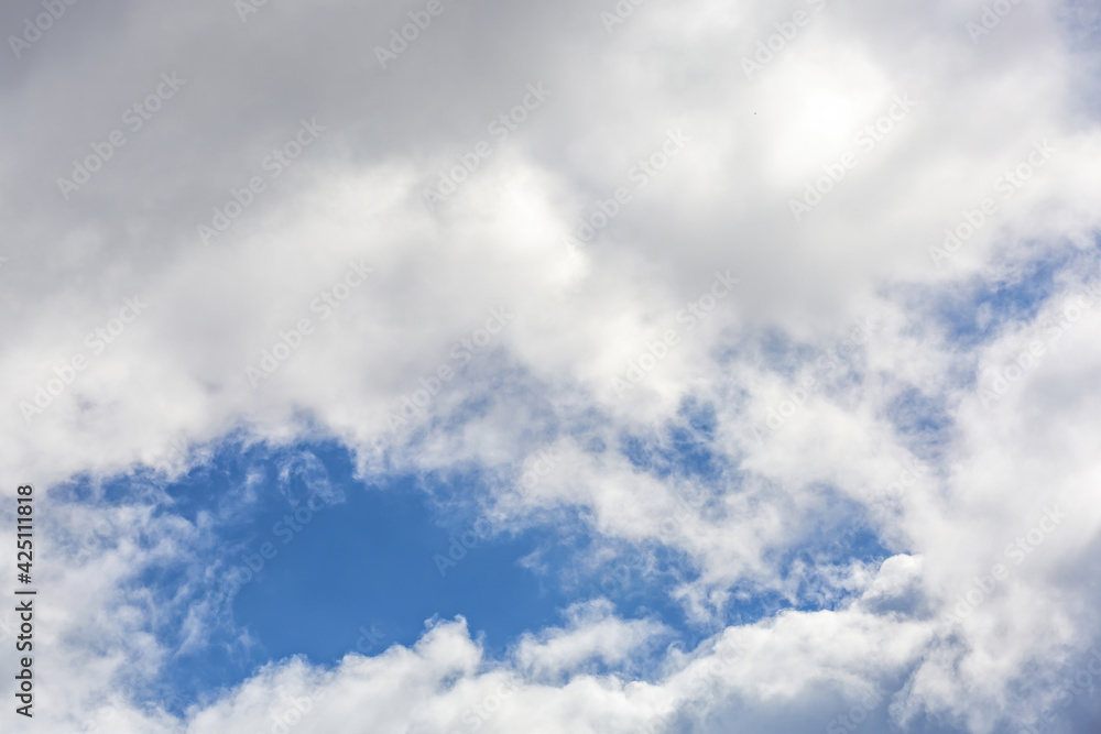 Obraz premium Picturesque textured clouds in the sky at the daytime