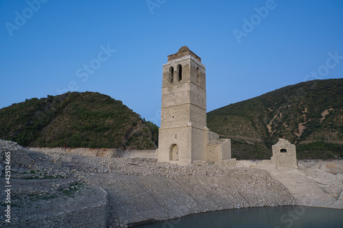Abandoned and submerged church in the town of Mediano, in the Aragonese Pyrenees, located in Huesca, Spain. © Javier Ocampo Bernas