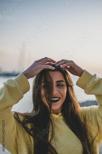Mujer puesta de sol con sudadera amarilla