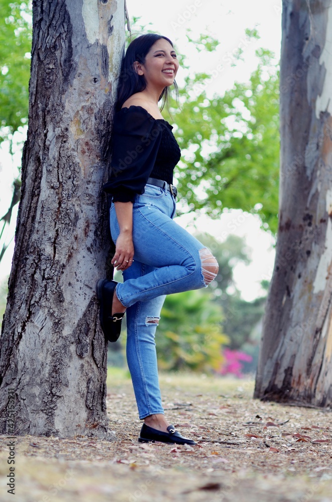 Mujer joven en parque gozando de buena salud al aire libre Mujer joven en parque gozando de buena salud al aire libre