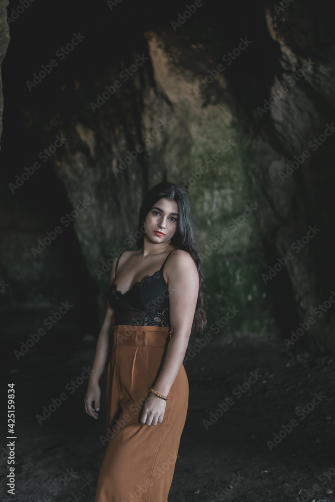 Naklejka premium Retrato de una mujer guapa con fondo difuminado