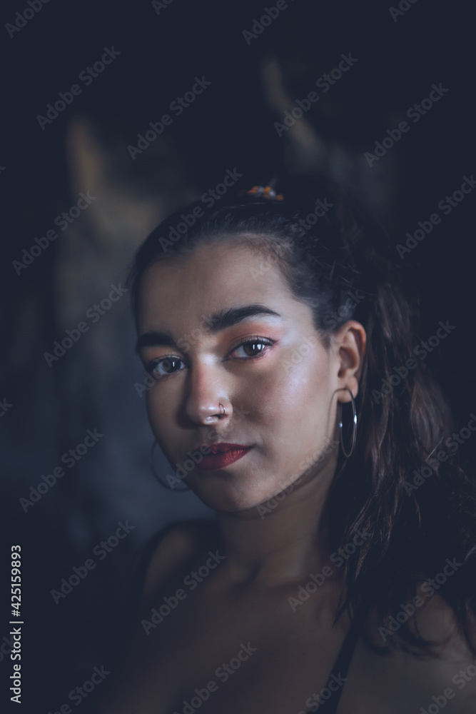 Retrato de una mujer guapa con fondo difuminado Retrato de una mujer guapa con fondo difuminado