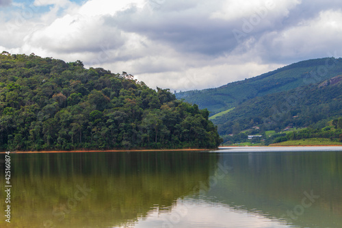 Lake landscape in green and orange tones © Vinicios Ferreira