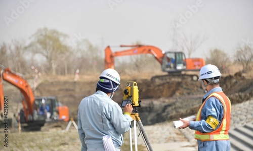 建設工事を測量するエンジニア
