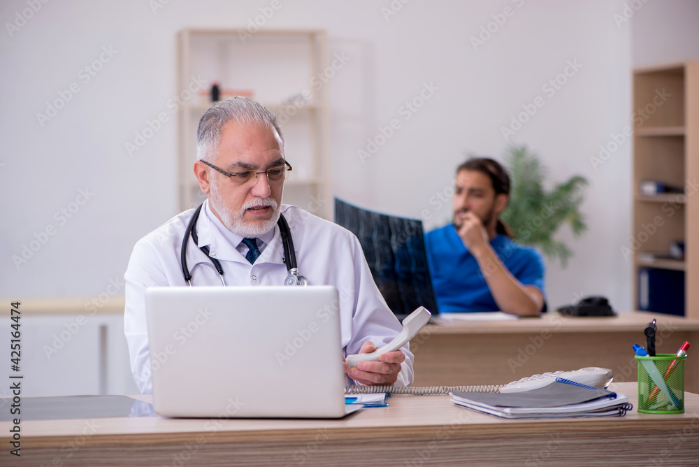 Obraz premium Two doctors working in the clinic