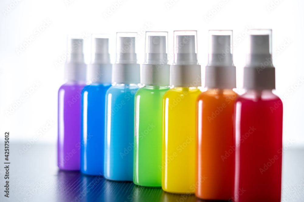 カラフルなスプレーボトル　虹のイメージ
