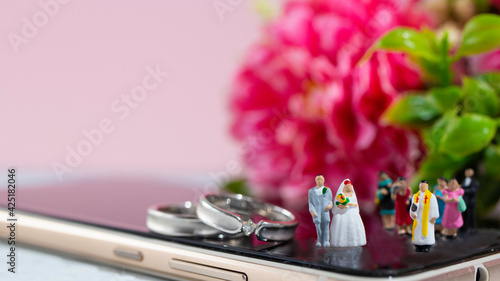 マッチングアプリやSNSなどで知り合った人と結婚するイメージ