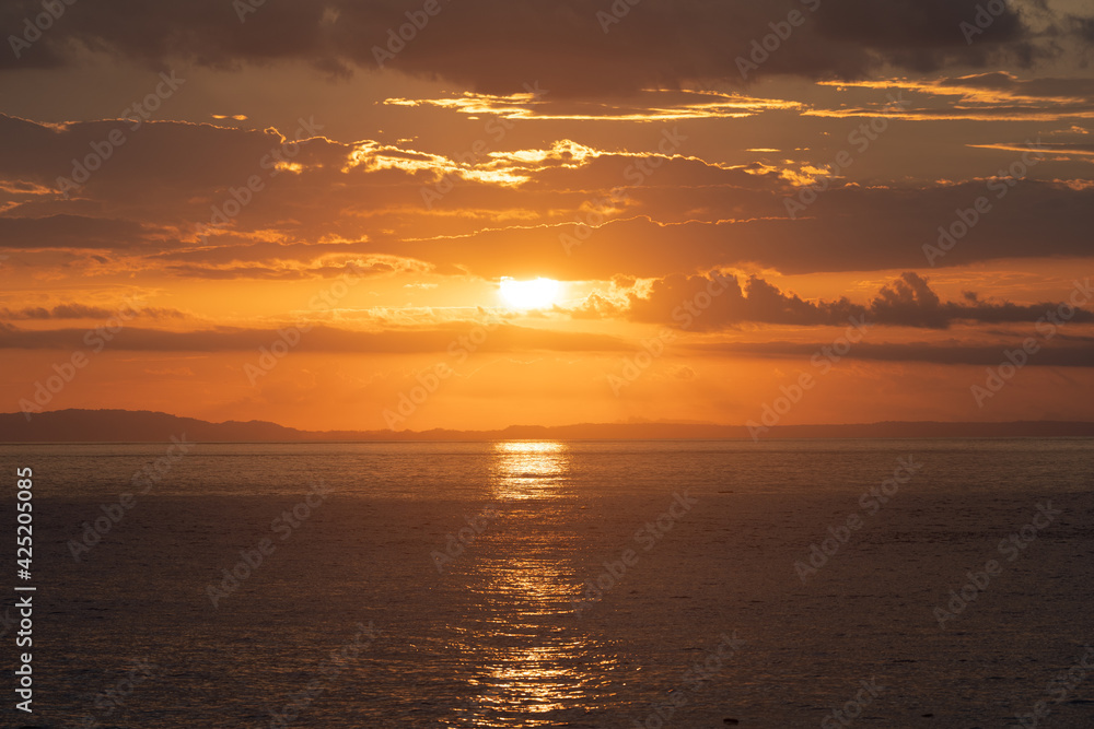 Fototapeta premium Beautiful colors of a sunset in the pacific ocean in the magical beaches of Costa Rica
