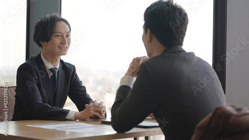 Wallpaper Mural オフィスでミーティングをするビジネスマン Torontodigital.ca