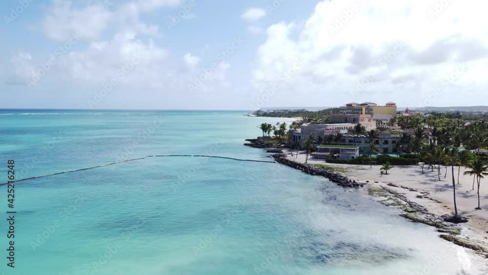 punta cana, republica dominicana - 3 de abril de 2021 - hermosa vista aerea de la playa de juanillo con el fondo del resort secrets en punta cana, paraiso vacacional