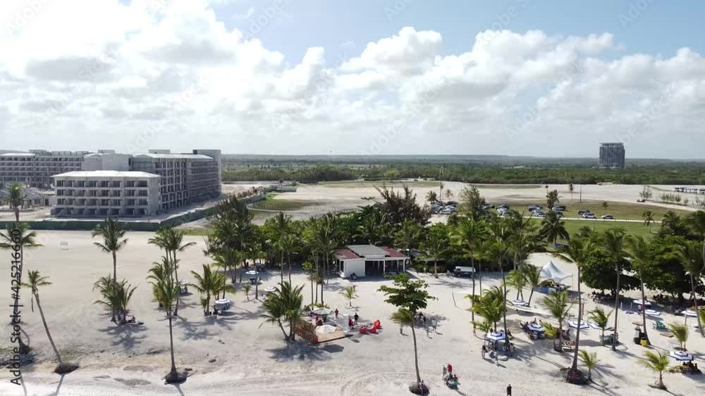 punta cana, republica dominicana - 3 de abril de 2021 - hermosa vista aerea de la playa de juanillo con el fondo del resort secrets en punta cana, paraiso vacacional punta cana, republica dominicana - 3 de abril de 2021 - hermosa vista aerea de la playa de juanillo con el fondo del resort secrets en punta cana, paraiso vacacional