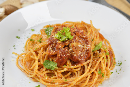 spaghetti bolognese tomato sauce lunch dinner serving