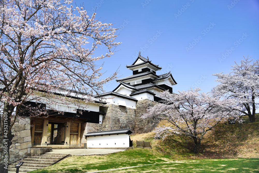 満開の桜と福島県白河市の小峰城