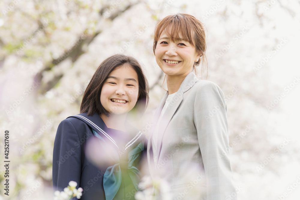 満開の桜と中学校入学式の母親と子ども 満開の桜と中学校入学式の母親と子ども