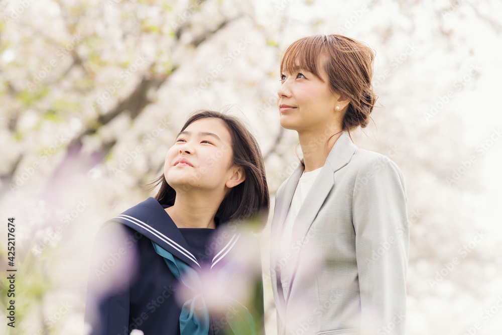 満開の桜と中学校入学式の母親と子ども 満開の桜と中学校入学式の母親と子ども