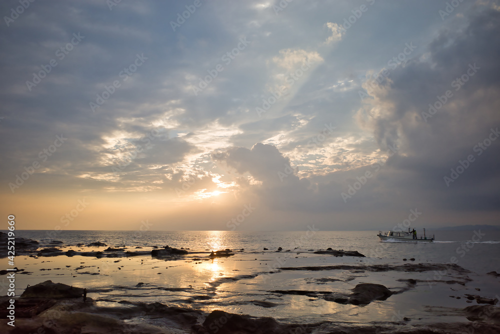 Obraz premium 江ノ島の西南端にある稚児ヶ淵の夕日