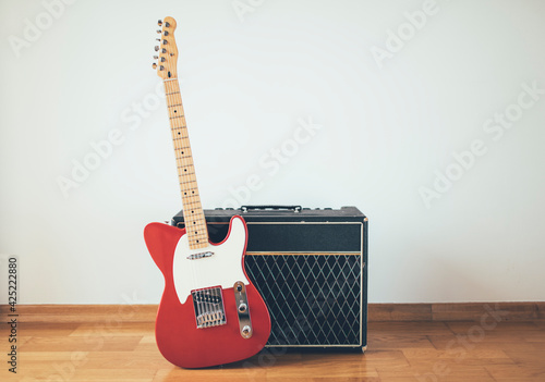 Fotografía Red electric guitar and classic amplifier