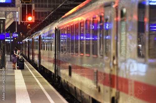 Der Salzburger Hauptbahnhof bei Nacht, Österreich, Europa - Salzburg Central Station at night, Austria, Europe photo