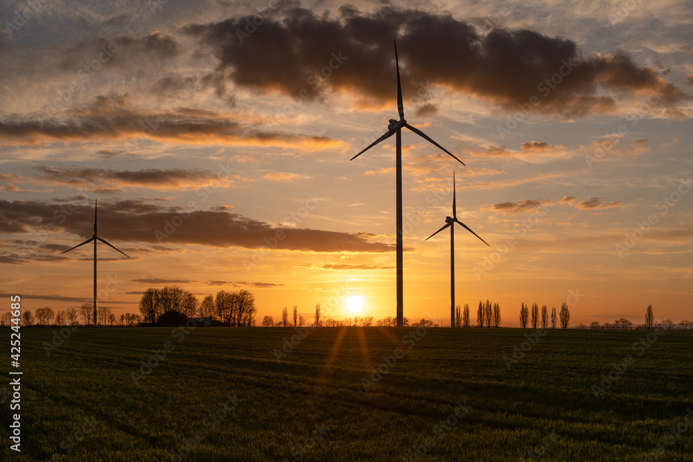 Obraz premium Windenergie im Sonnenuntergang bei Erbes-Büdesheim