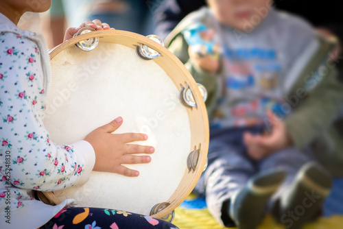 Принти на полотні The child beats the tambourine