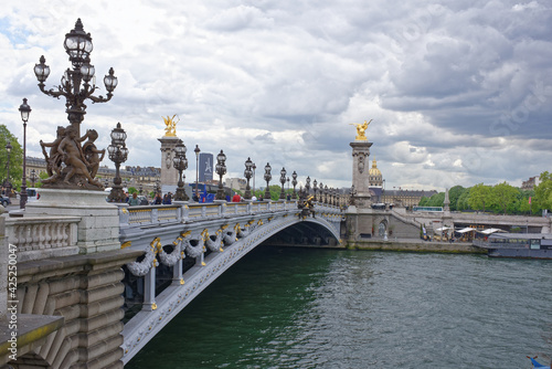  View of the Pont Alexandre lll. On the bridge are pedestrians and cars © aleks