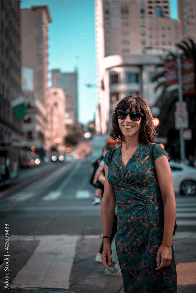 Obraz premium A young woman on the sloping streets of San Francisco, California. USA