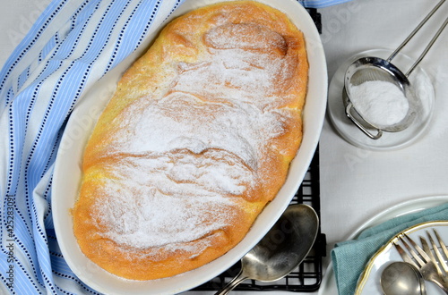 Salzburger Nockerln in einer Auflaufform, von oben photo