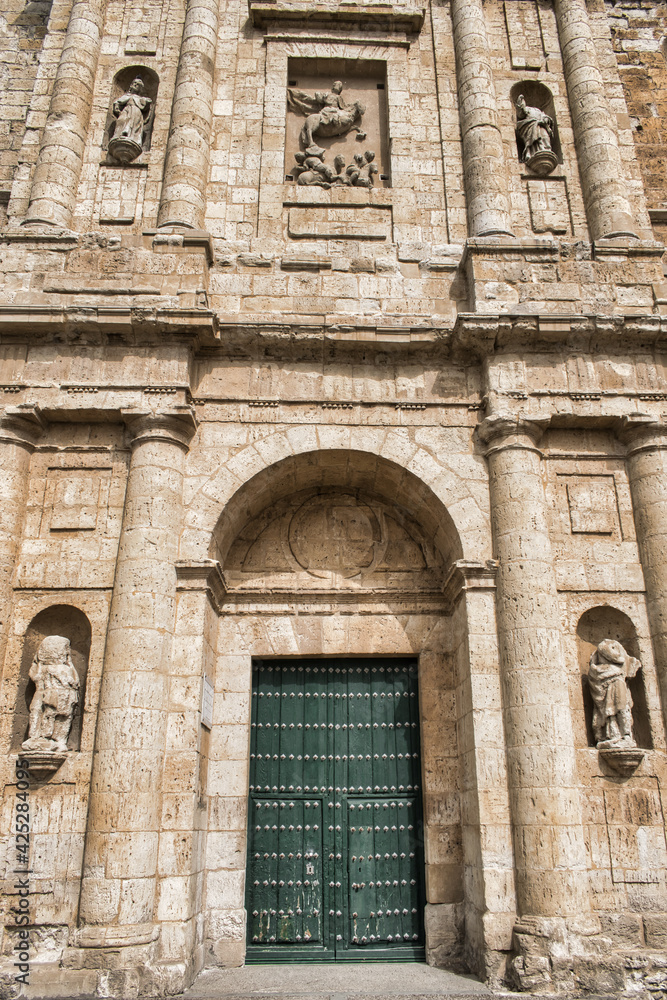 Pórtico y puerta iglesia parroquial de Santiago en la localidad de Cigales, provincia de Valladolid