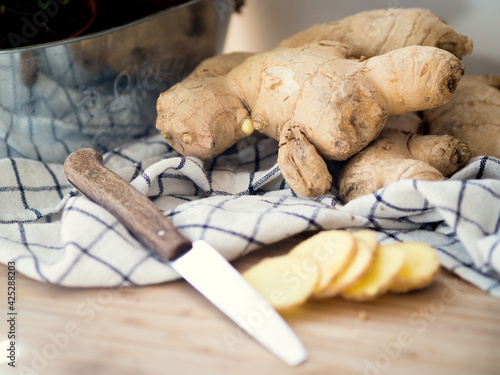 Fresh ginger foot and sliced ginger