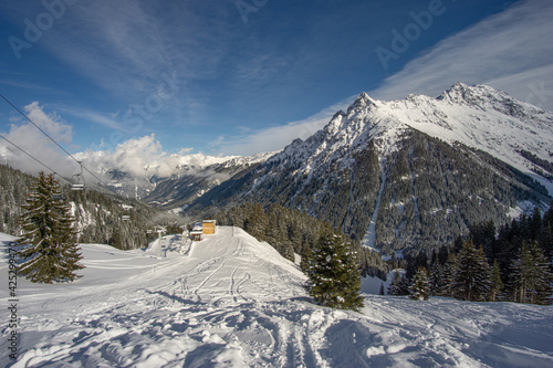 Im Skigebiet von Gargellen an einem traumhaften Wintertag mit blick auf einen alten Sessellift