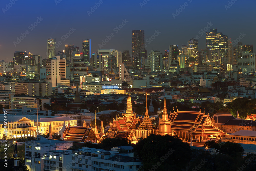 Fototapeta premium Wat Phra Kaew, Grand palace at twilight with Bangkok city background (Thailand)