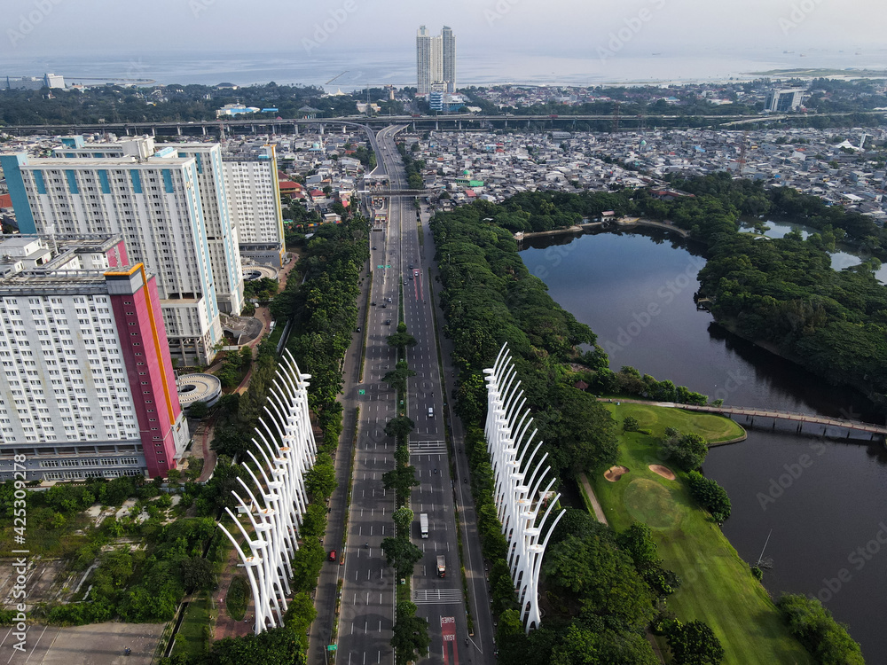 Obraz premium aerial view of highway in the morning and buildings. Jakarta, Indonesia, April 4, 2021