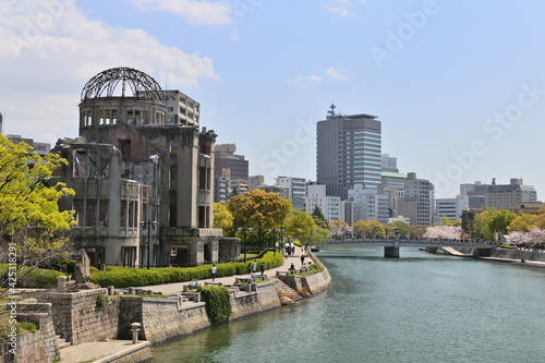 広島平和記念公園の原爆ドームと桜並木