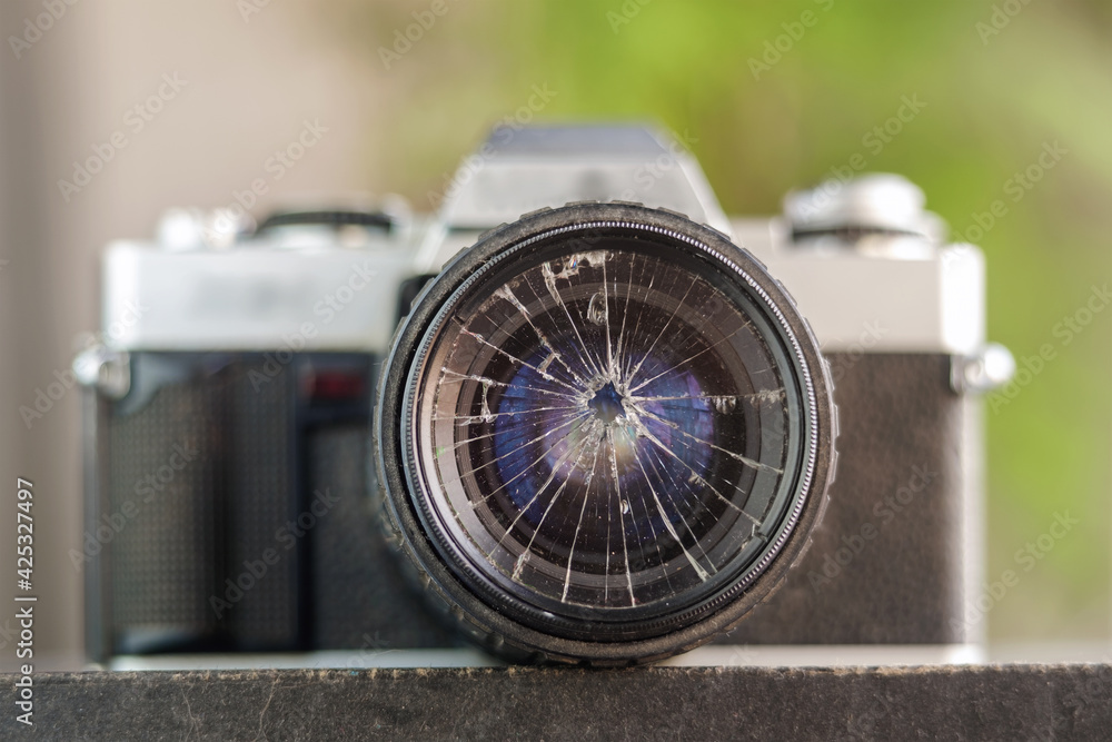 Stockfoto Broken lens on the old vintage film camera, selective focus |  Adobe Stock