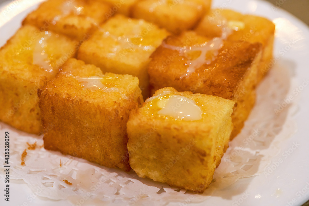 Classic dessert of Hong Kong tea restaurant, condensed milk deep-fried western toast cubes Classic dessert of Hong Kong tea restaurant, condensed milk deep-fried western toast cubes